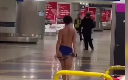 В аеропорту Маямі жінка влаштувала бешкет і прогулялася голяка