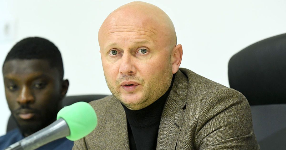 Віце-президента "Карпат", який співав образливі речівки на адресу суперника, залишили у клубі