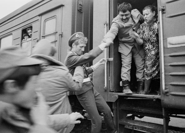 15 лютого 1989 року солдати Радянської Армії допомагають один одному сісти на поїзд додому після перетину моста на кордоні між Афганістаном і радянським Узбекистаном. / © Associated Press