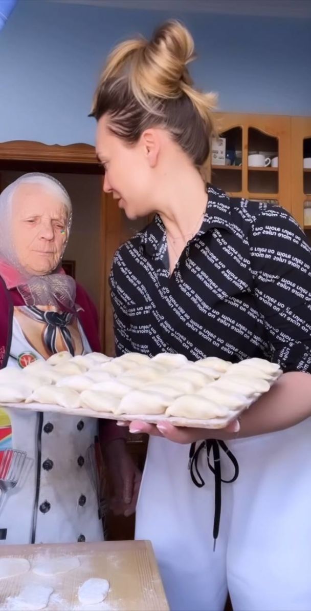 Анна Саливанчук с бабушкой / © instagram.com/salivanchuk.anna