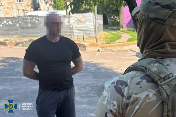 Один из рэкетиров, выбивавших деньги из семьи погибшего воина ВСУ/Фото: СБУ