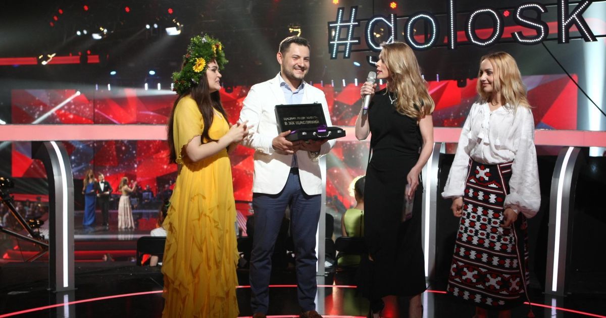 Суперфинал "Голосу країни-6": Ольга Фреймут вручила победительнице ключи от квартиры в Киеве