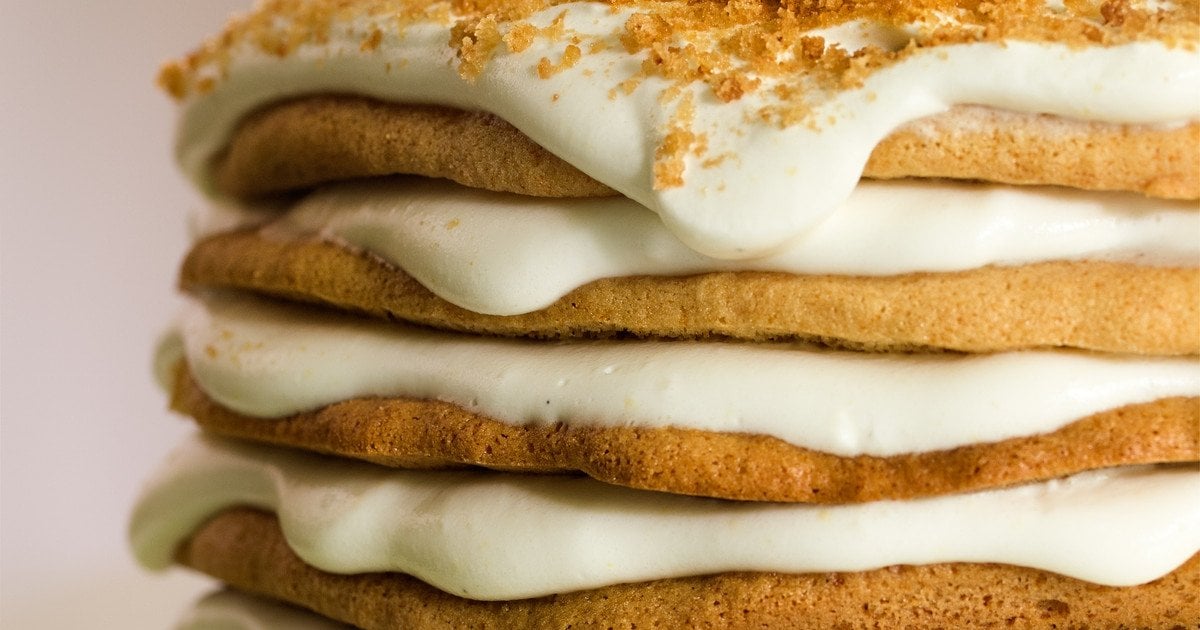 Торт без випікання з печива, бананів і сметани