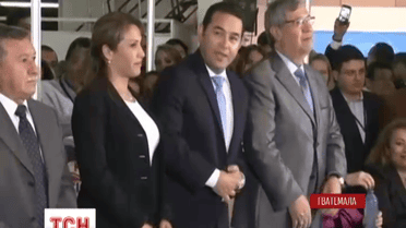 Виборці із Гватемали втомилися від політиків та обрали собі президентом актора-коміка