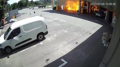 Пожар на АЗС в Киеве: автомобиль на скорости влетел в колонку
