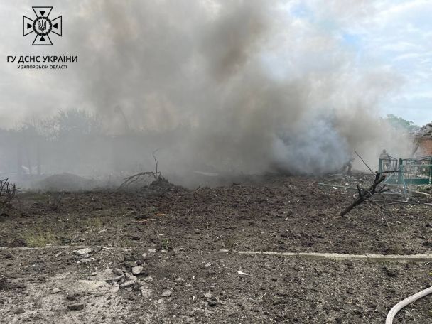 Оккупанты сбросили авиабомбы на Орехов. / © ГСЧС в Запорожской области