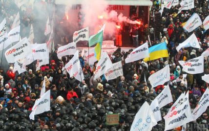 Протестующие в Киеве штурмуют Верховную Раду: не менее 20 человек задержали (видео)