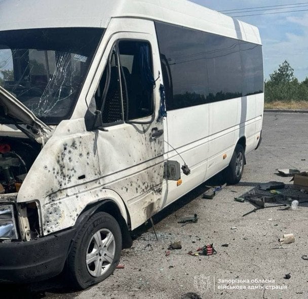 Дроновий терор Запоріжжя: ворог влучив у маршрутку, є поране