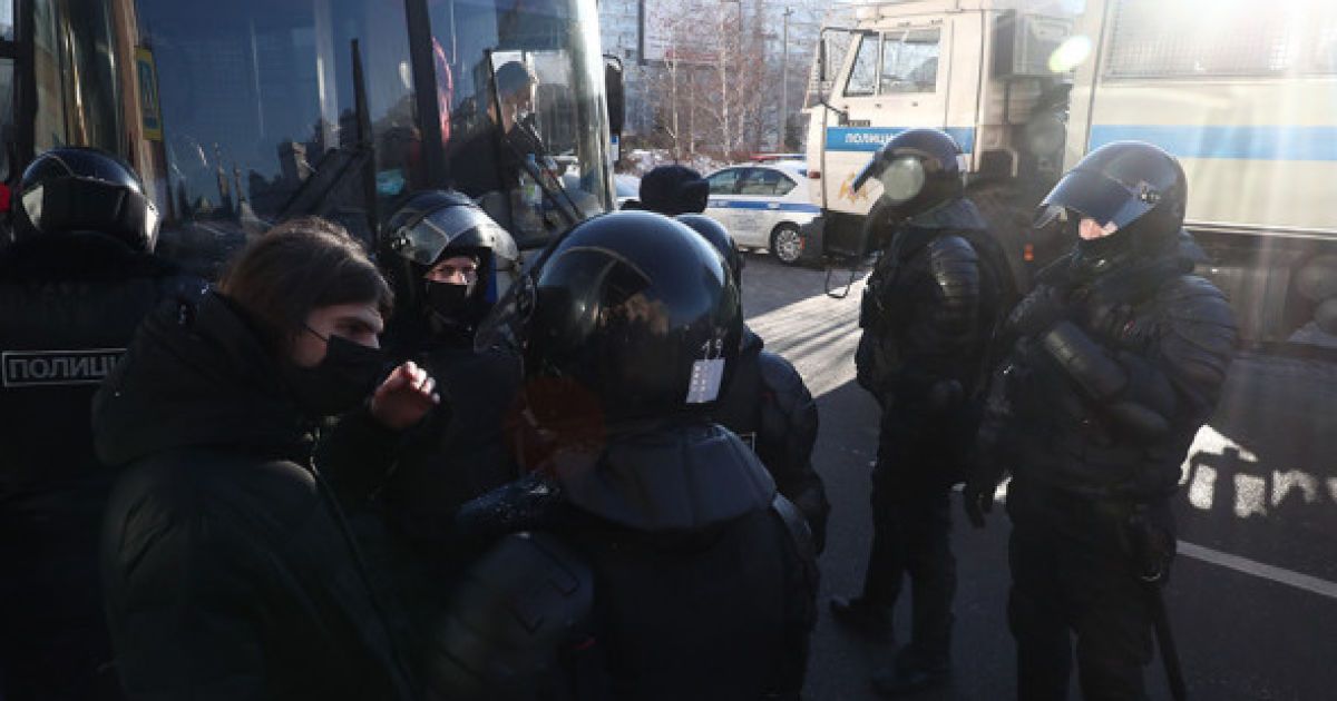 В Москві приміщення суду з Навальним посилено охороняють і вже є понад дві сотні затриманих