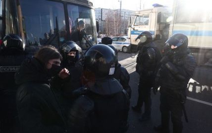 В Москве здания суда с Навальным усиленно охраняют и уже есть более двухсот задержанных