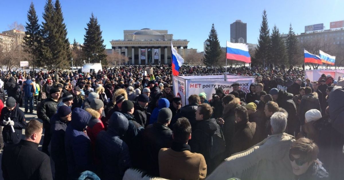 "Будем платить только за свои виллы". В Новосибирске две тысячи человек митингуют против роста тарифов