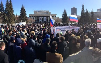 "Будем платить только за свои виллы". В Новосибирске две тысячи человек митингуют против роста тарифов