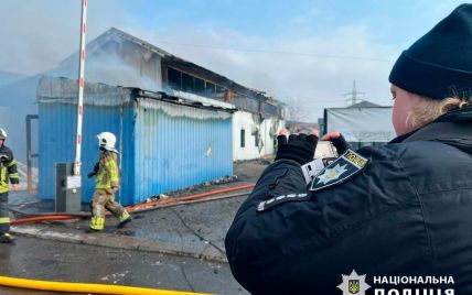 В Києві згоріла СТО: в поліції поділилися деталями (фото)