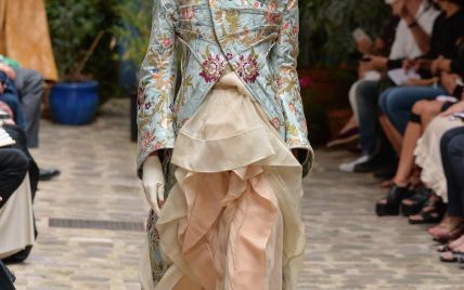 С откровенным декольте и экстравагантной прической: украинская модель Ирина Кравченко блистает на парижском подиуме
