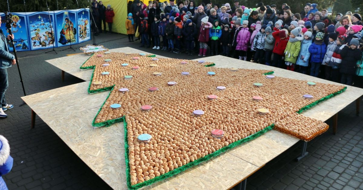 На Тернопільщині склали найбільшу ялинку з круасанів і встановили рекорд