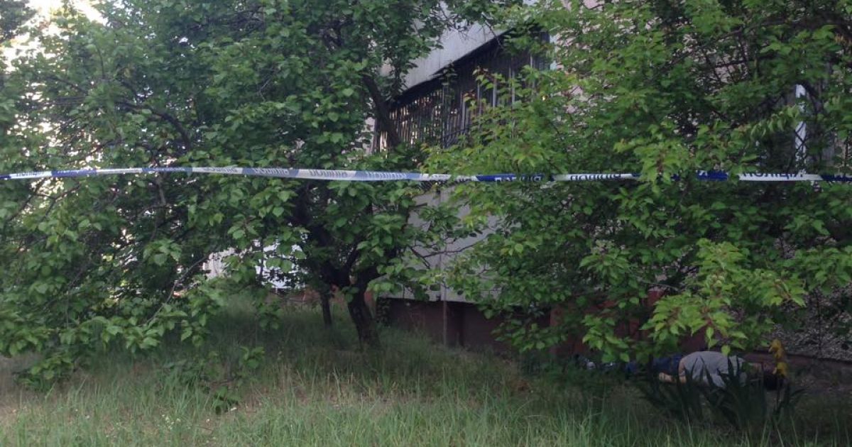 На Київщині біля житлового будинку знайшли труп чоловіка