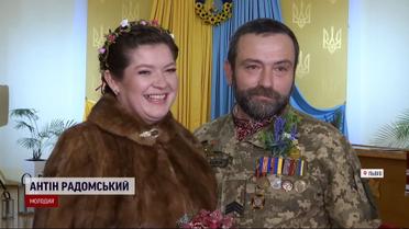 Освідчення у СМС і обручка поштою: доброволець зіграв весілля поміж боями