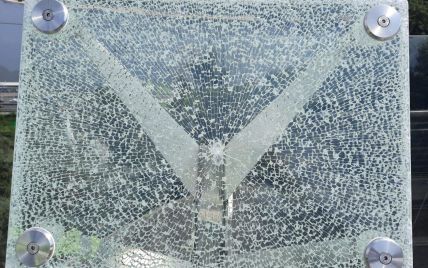 В Киеве на пешеходно-велосипедном мосту разбили стекло: фото, видео