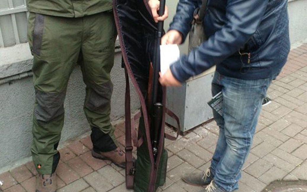 Задержанного везут в полицию для установления личности  / © ГУ Национальной полиции в Киеве