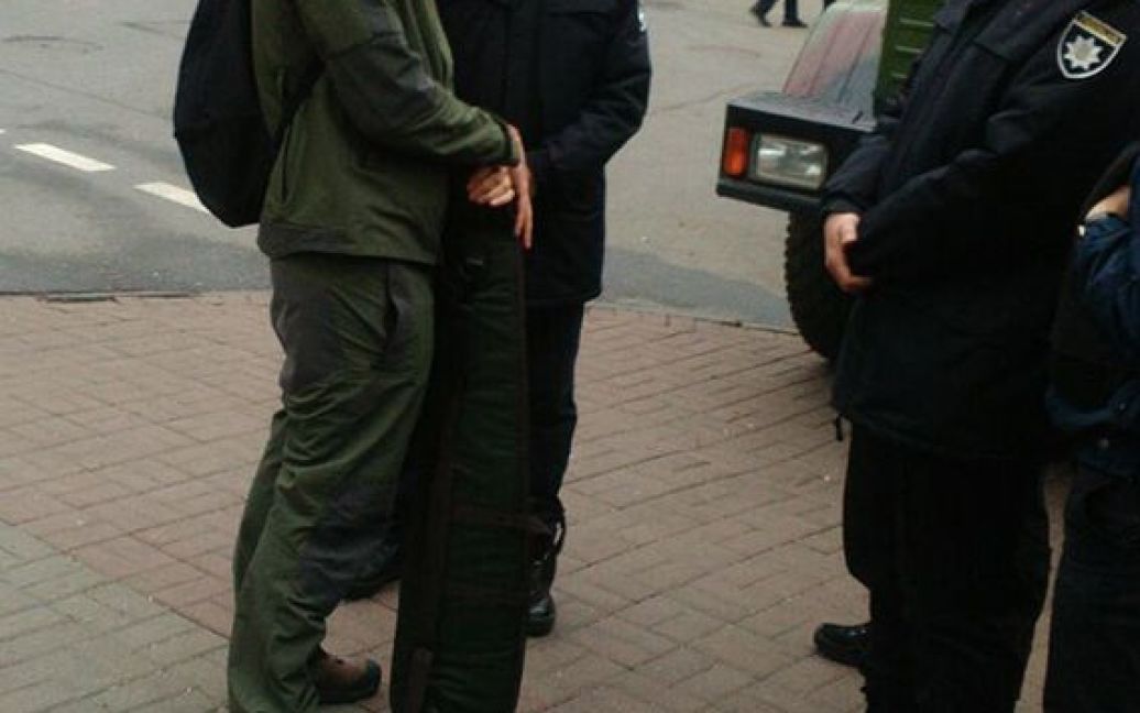 Затриманого везуть до поліції для встановлення особи   / © ГУ Національної поліції в Києві