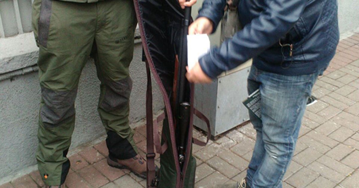 Задержанного везут в полицию для установления личности  / © ГУ Национальной полиции в Киеве