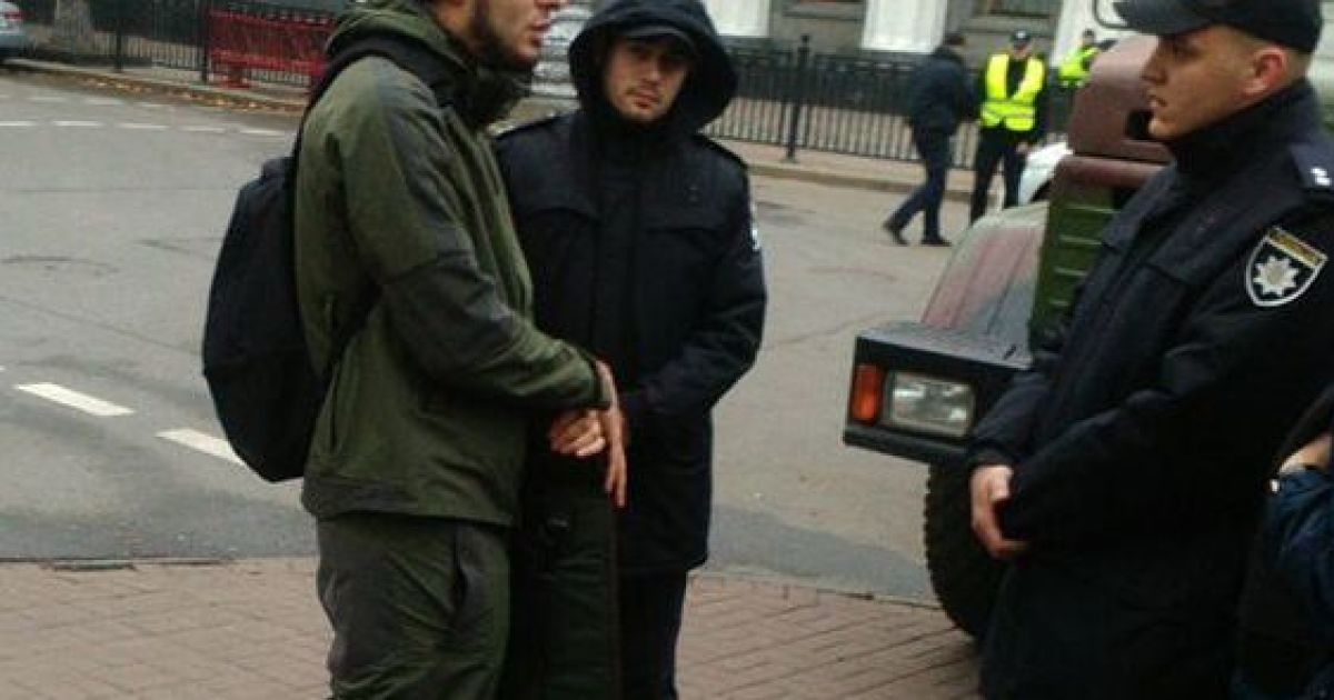 Полиция установила личность мужчины, который направлялся к Раде с оптической винтовкой 