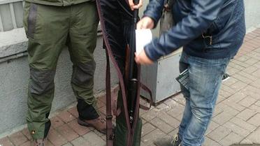 Затриманого везуть до поліції для встановлення особи  / © ГУ Національної поліції в Києві