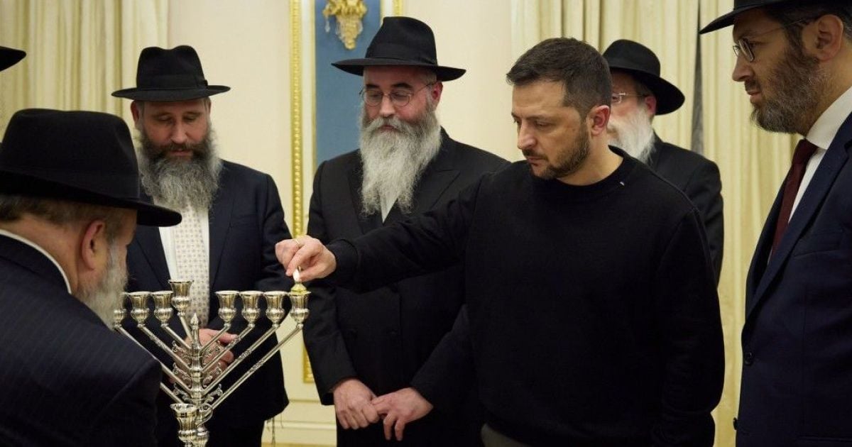 Зеленский и представители еврейского духовенства зажгли ханукальные свечи