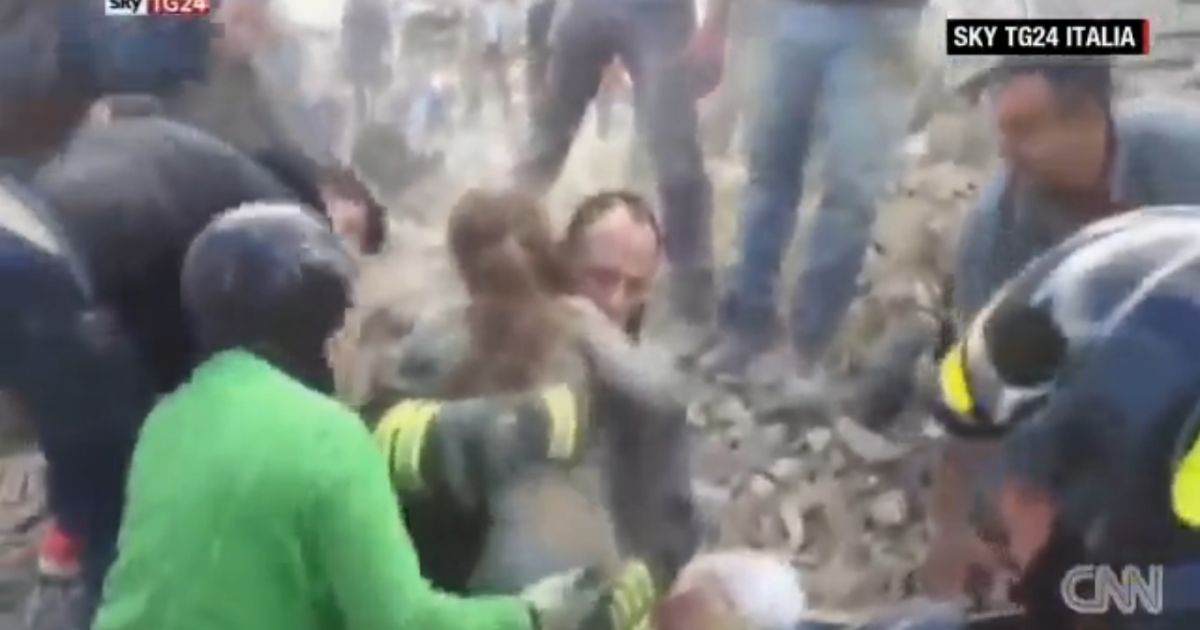 СМИ показали трогательное видео спасения маленькой девочки из-под завалов в Италии