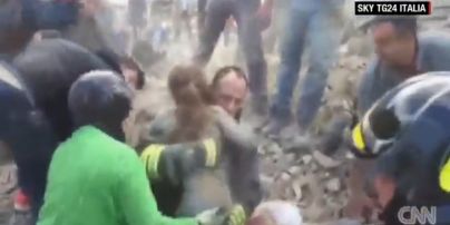 ЗМІ показали зворушливе відео порятунку маленької дівчинки з-під завалів в Італії