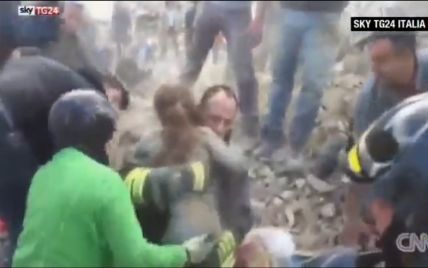 ЗМІ показали зворушливе відео порятунку маленької дівчинки з-під завалів в Італії