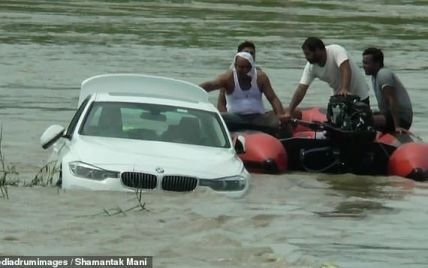 В Індії хлопця розгнівали подарунковим BMW. Він втопив авто і зняв відео