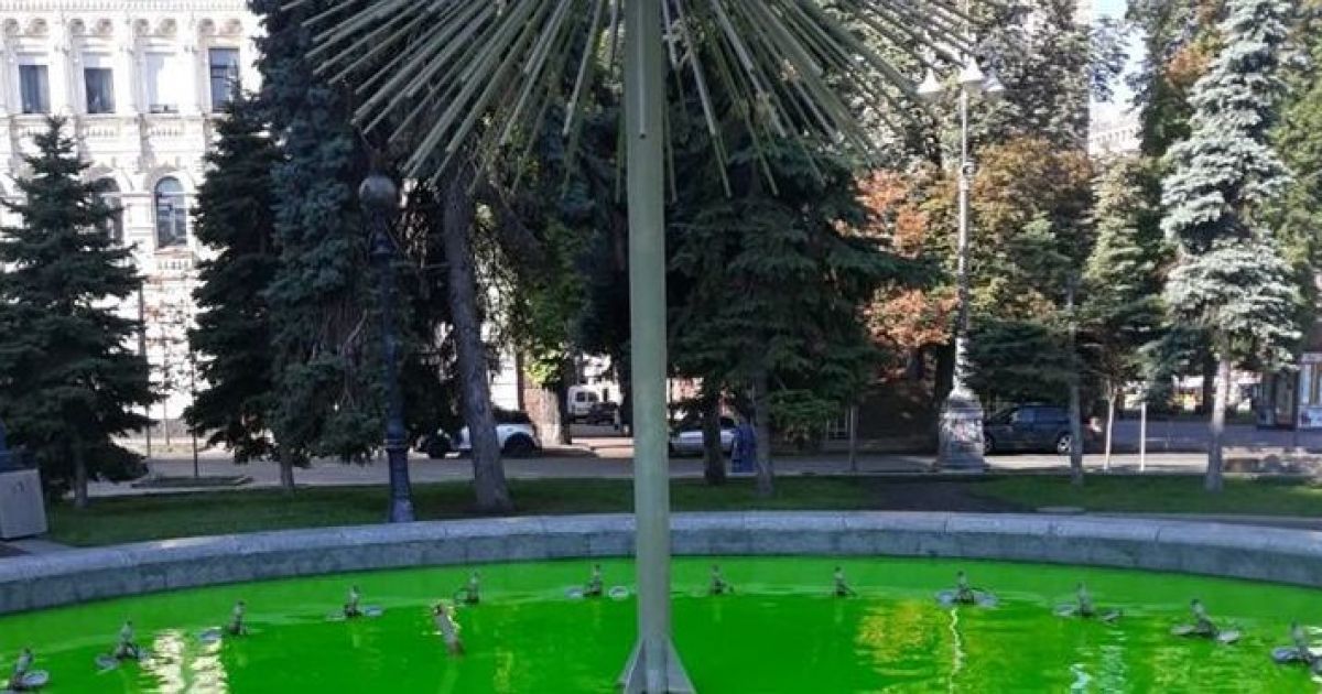 В Киеве вандалы покрасили фонтаны на Майдане Незалежности