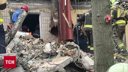 В Киеве из-под завалов достали живого человека