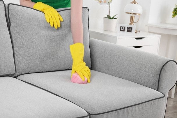 Як почистити диван в домашніх умовах від плям, забруднень, запаху