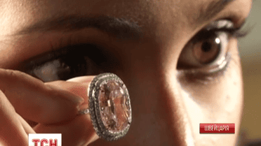 Рідкісний рожевий діамант продали за 28 мільйонів доларів