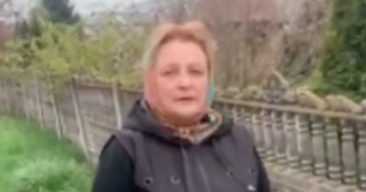 Прихожанка УПЦ МП испортила баннер, посвященный убитым детям.