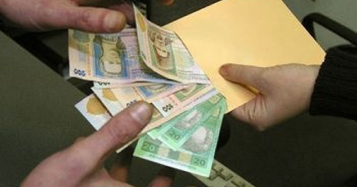 Комбат получил взятку за пропуск десяти авто за линию разграничения.