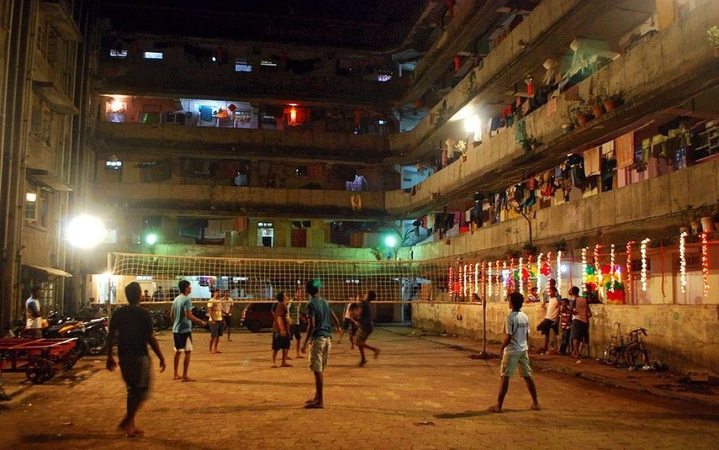 Ночной волейбол на улицах Мумбая &ndash; спорт для настоящих мужчин / © 