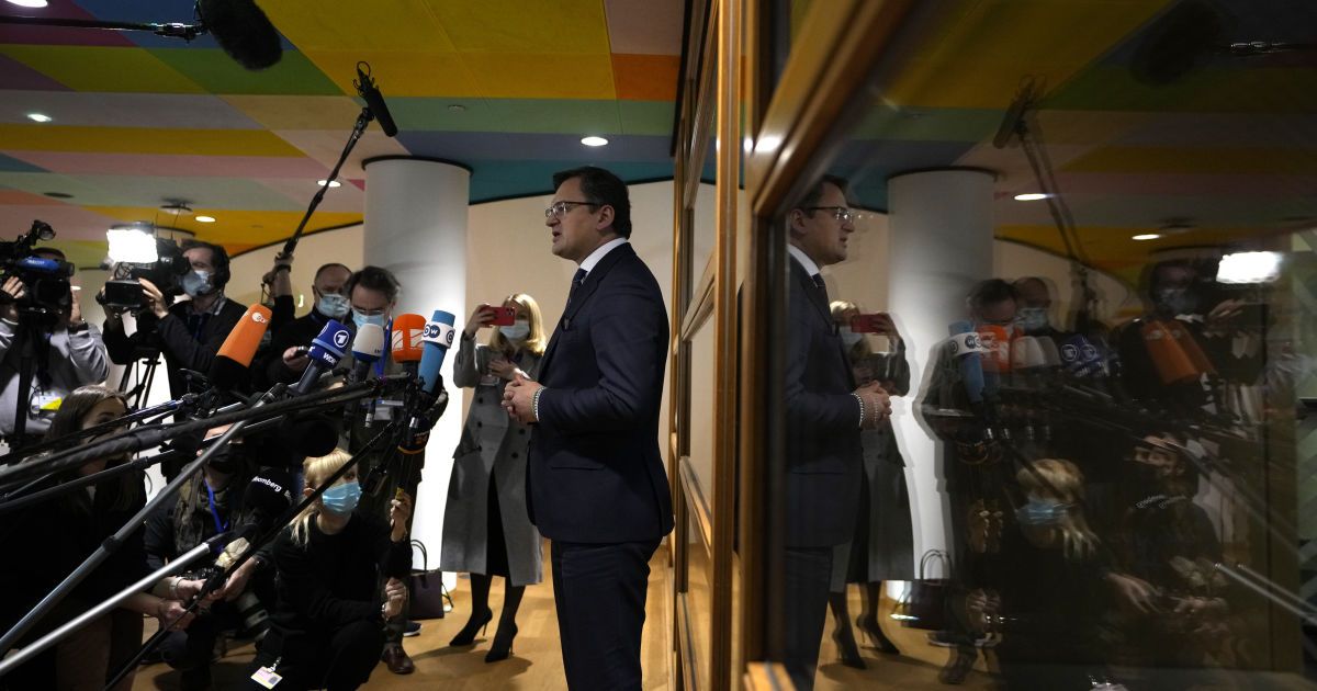Кулеба заявил, что Украина "готова к жестким решениям" насчет российской агрессии