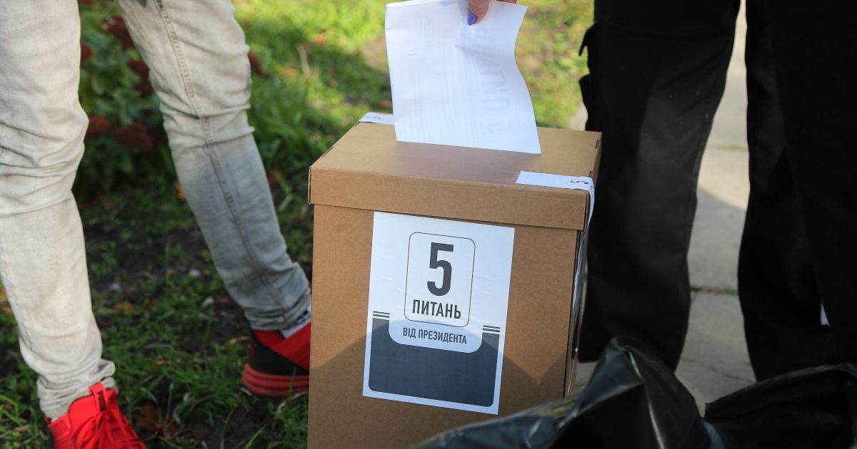 Пишуть заяви та перевертають картонні скриньки: до поліції надходять скарги через 