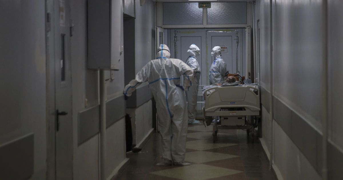 Заразнее на 10-15%: в восьми областях обнаружили новый подтип штамма "Дельта"