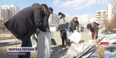 Понад сотню киян прийшли до будинку, в який влучили залишки снаряду, і прибирають разом із комунальниками