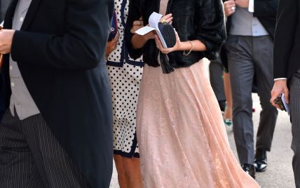 Красивая, как мама: 16-летняя дочь Кейт Мосс пришла в кружевном платье на королевскую свадьбу