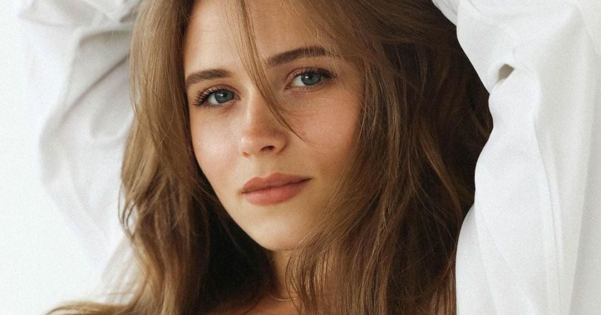 Звезда "Сватов" Анна Кошмал в крошечном топе игриво похвасталась стройной фигурой
