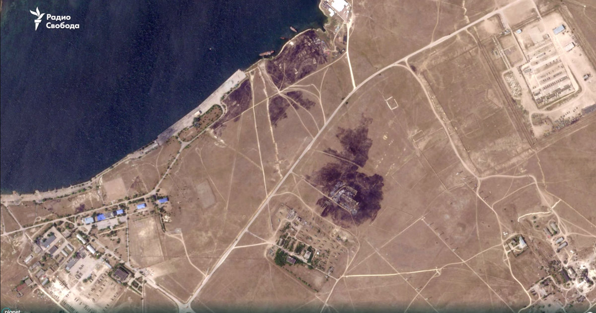 Спутниковые снимки после удара по военной базе РФ на озере Донузлав в Крыму