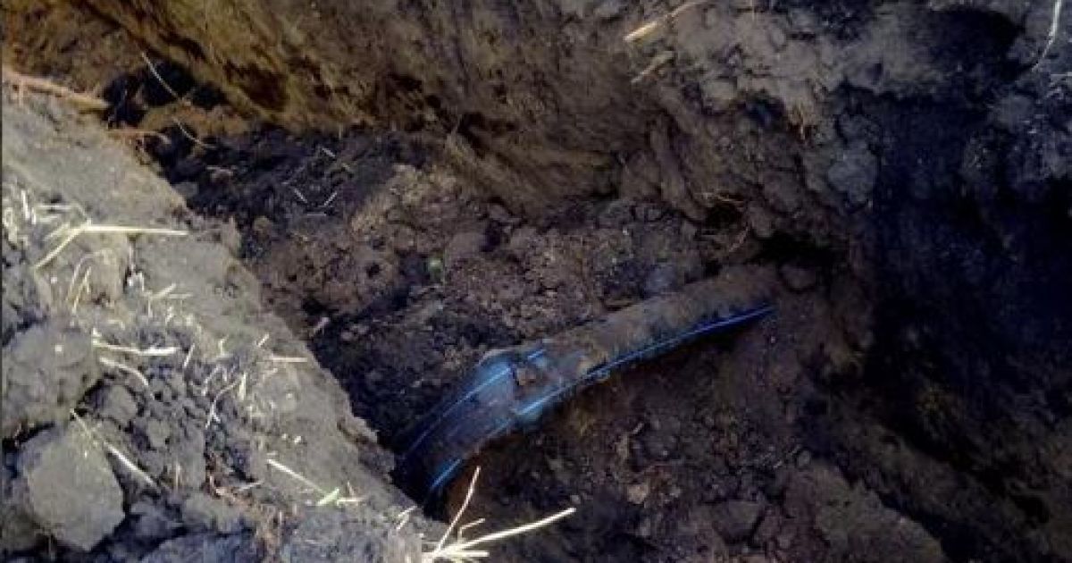 Выкопали трубу диаметром 100 мм