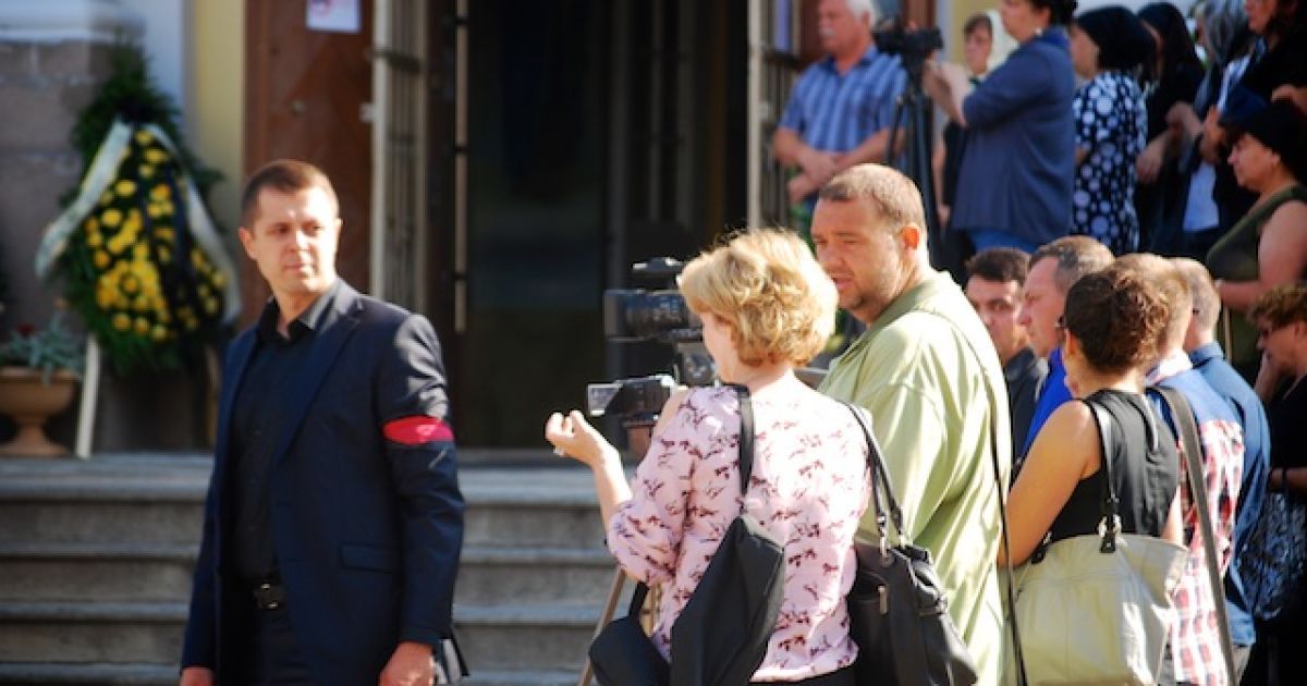 Во время панихиды по Еремееву на территории Святотроицкого собора в Луцке / © ТСН.ua