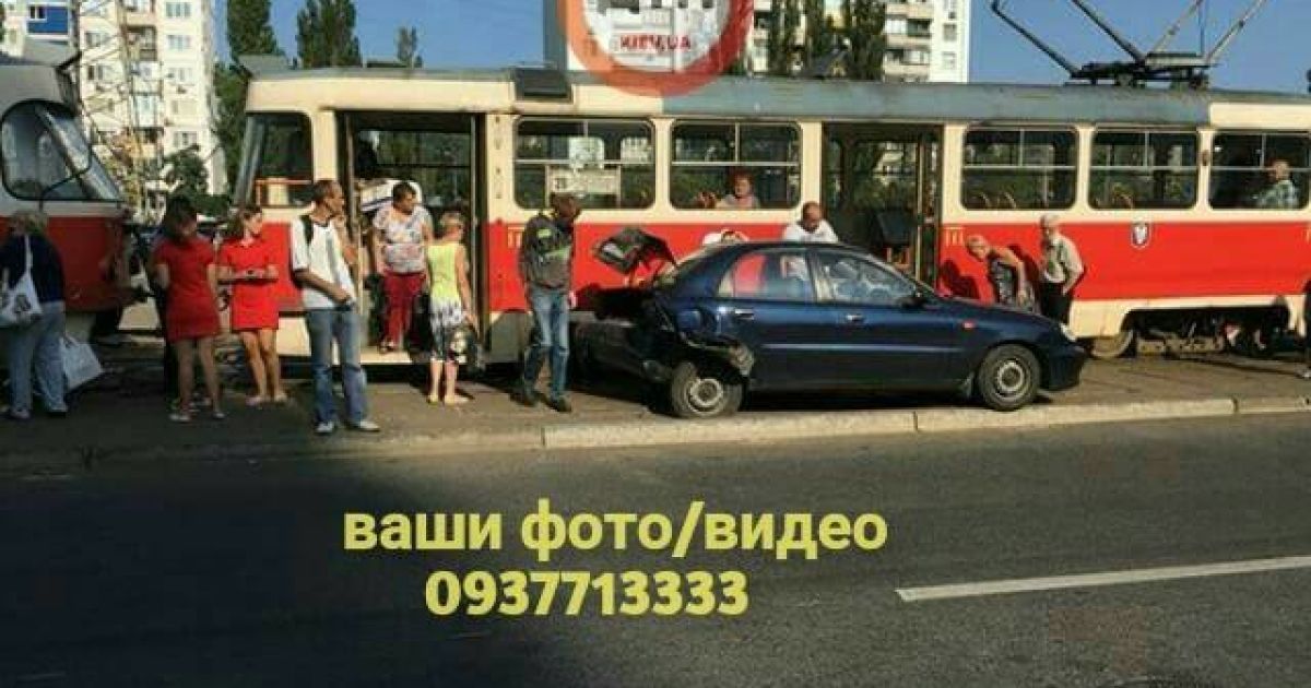 В Киеве столкновение легковушек возле станции метро "Черниговская" парализовало движение трамваев