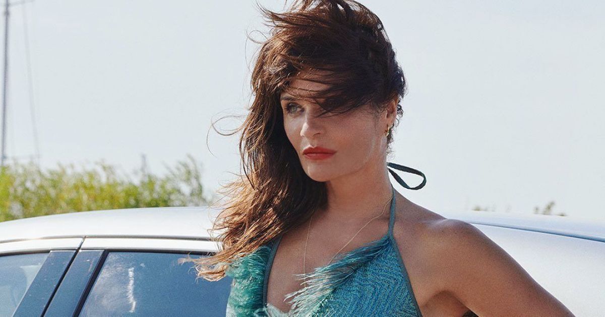 51-летняя Хелен Кристенсен в нижнем белье и чулках похвасталась ногами и ягодицами